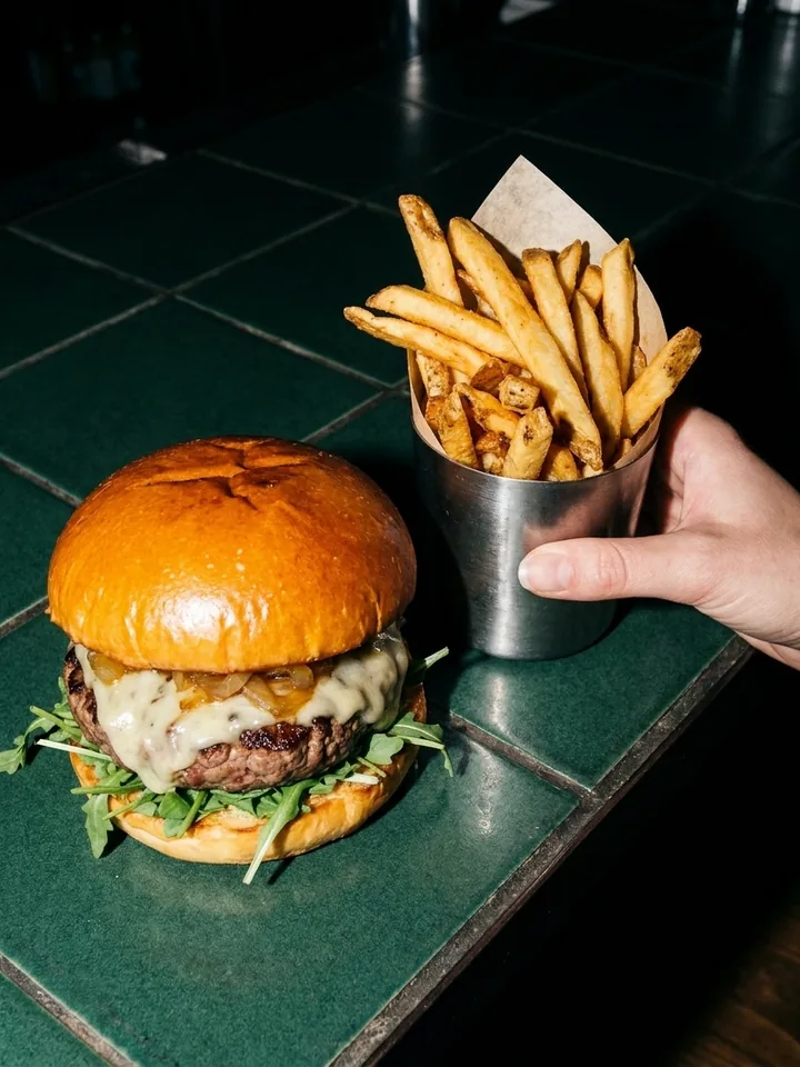 Burger mis en scène dans une ambiance studio